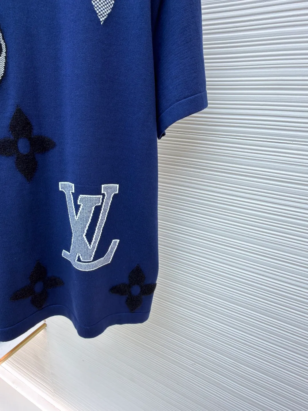 LOUIS VUITTON SKI ski series knitted intarsia round neck short-sleeved T-shirt ●Original version: Purchased and developed for 15999 ●Item number: 1681456-A85 ●Fabric: cotton fabric ●Technology: knitted intarsia production ●Color: blue ●Version: fitted version ●Weight: about 320 grams ●Size: XS-S-M-L ●Description: This T-shirt is made of high-quality knitted fabric, with a soft and crisp texture. The dark blue tone shows a high-end texture. The round neck structure adopts precision hemming technology, and the neckline fits the neck and is not easily deformed. The body of the garment is covered with the brand's classic logo, using a combination of jacquard and embroidery techniques. Different logo textures are three-dimensional and rich in color, highlighting the brand's high recognition. The body of the garment is sewn using industrial-grade flat seam technology. The stitches are smooth and even, and the stitches at the hem and cuffs are fine and firm. From the selection of knitted fabrics to the detailed control of logo technology, every process reflects Louis Vuitton's pursuit of craft precision and creative design. It not only retains the daily practicality of the T-shirt, but also demonstrates the brand's light luxury recognition through multiple logos. It is a fusion of knitting technology and fashion design. The overall wiring is straight and delicate, the fabric is comfortable and soft, and the color is consistent without color difference. It can be matched with the same style to create a fashionable look and control various occasions. Customized accessories, complete with three standards, same style for men and women!
